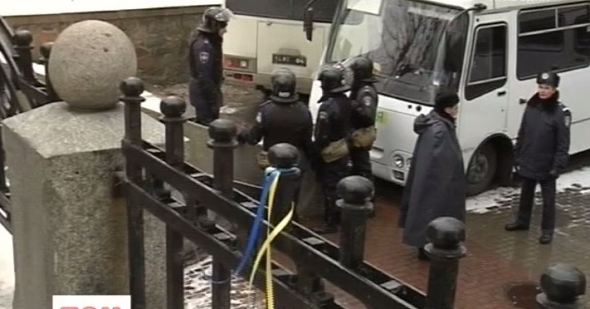 Правоохоронці відмовлялися коментувати причини безпрецедентної охорони