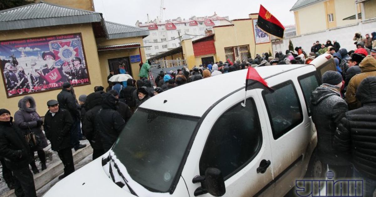 Активісти блокують бази "Беркуту" та внутрішніх військ / © УНІАН