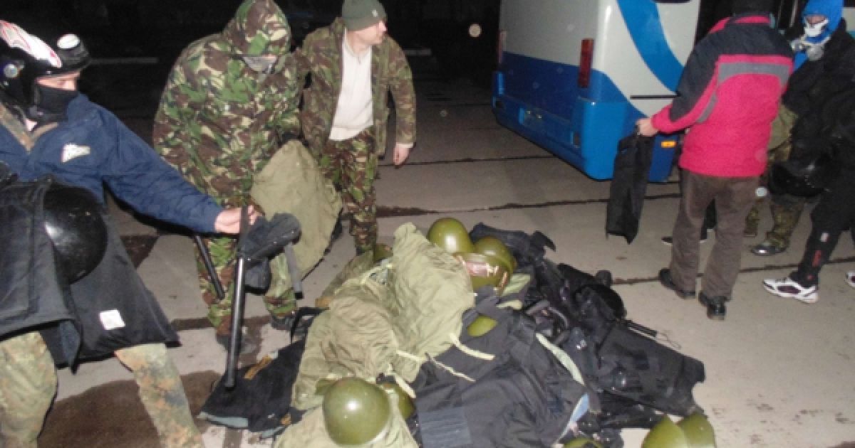 Ранее военные согласились отдать активистам бронежилеты, каски, щитки и другие средства защиты