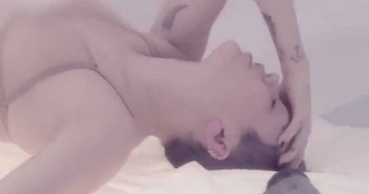 Сайрус зняла нове відео