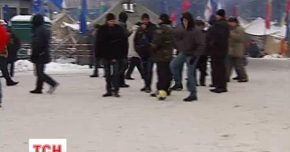 Євромайданівці грають у футбол, щоби зігрітися.