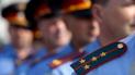 Дівчинка-сирота вдарила поліцейського ножем, коли він рятував її від падіння з вікна