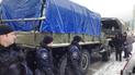 У центрі Києва стоять машини з правоохоронцями