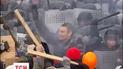 Милиционеры применяют свето-шумовые гранаты и слезоточивый газ
