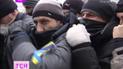 Митингующих учат противостоять "Беркуту" голыми руками.