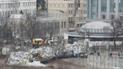 Поряд зі старою барикадою будують нову і міцнішу