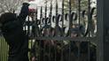 Женщина передает еду военнослужащим через решетку в военном городке на аэродроме "Бельбек" вблизи Севастополя, который захватили русские военные