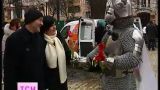 В Киеве рыцарь в доспехах с цветами покорял женские сердца