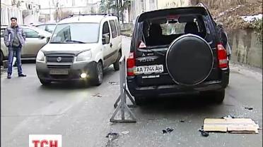 На Подоле камеры видеонаблюдения зафиксировали дерзкое нападение с топорами