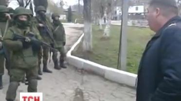 Украинский офицер не дал вооруженным россиянам вывезти оружие из части