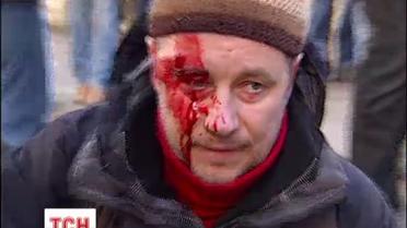 Люди с тяжелыми травмами продолжают поступать в больницы