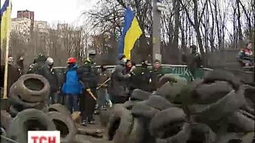 Активисты с дубинками защищают въезд Киева от "титушок"
