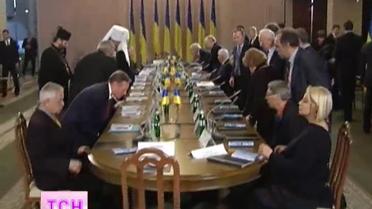 Президент, правительство и оппозиция сели за круглый стол