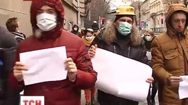 Люди в масках по всей Украине выходят на массовые протесты