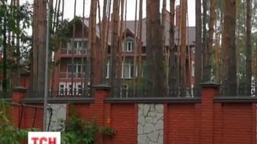 Журналістам вдалось потрапити на маєток Азарова