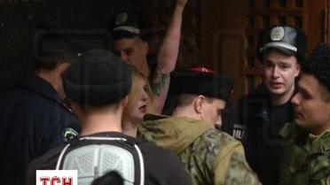 У Сімферополі біля будівлі Ради Криму козаки затримали активісток FEMEN, які закликали до миру
