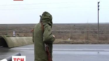 Вооруженные блокпосты усиленно проверяют автомобили на въезде в Крым