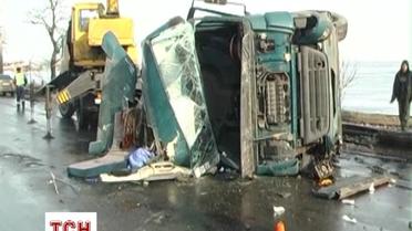 Грузовик снес ограждение и столб на Варваровском мосту в Николаеве