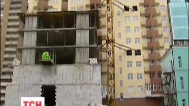 В Киеве, несмотря на запрет суда, в центре возводят строительство