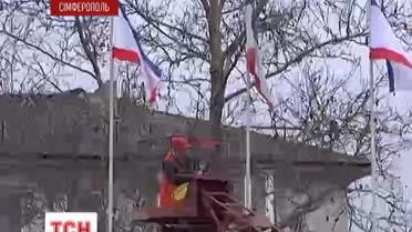 У Сімферополі замість українських прапорів вивісили російські