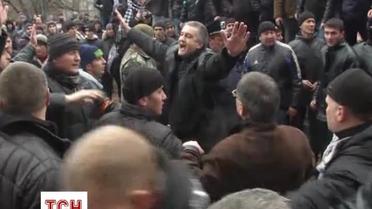 Біля ВР Криму татари скандують "Слава Україні!", їхні опоненти — за Росію