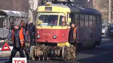 В Киеве у трамвая на ходу отломилось колесо