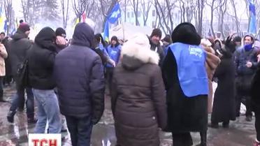 У Маріїнському парку противників Євроінтеграції щодня більшає