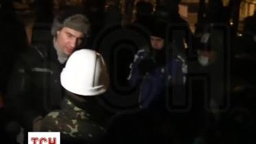 Ночью правоохранители покинули здание Украинского дома через боковой вход