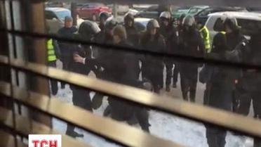 Правоохранители пытались задержать людей с каской на голове