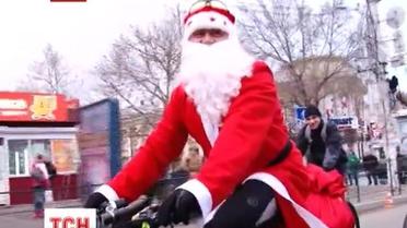 Более трехсот Дедов Морозов и Снегурочек устроили новогодний велопробег в Симферополе