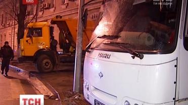 На прилеглих до Майдану Незалежності вулицях припарковано важку техніку