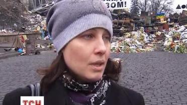 Тысячи людей приносят цветы на Майдан