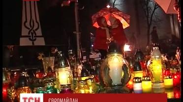 Львовяне под дождем почтили память погибших на Майдане