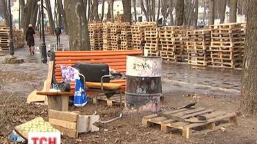 Мусор в Мариинском парке будут убирать киевские коммунальщики