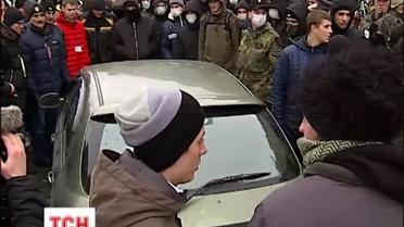 В Киеве анти-автомайдановцы атаковали оппонентов