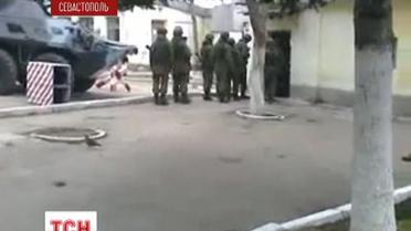 Українські солдати ВМС не здаються російським військовим у Севастополі