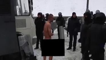 Силовики на Грушевського фотографували абсолютно голого чоловіка на лютому морозі