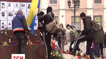 В Черновцах под возгласы "Слава" встретили киевских майдановцев