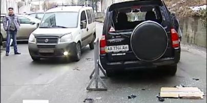 На Подолі камери відеоспостереження зафіксували зухвалий напад з сокирами