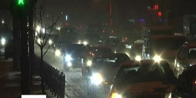 Первый большой снег парализовал движение в Киеве