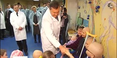 Янукович відвідав дітей з онкологією і роздав подарунки