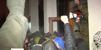 Тисячі людей штурмували Тернопільську обладміністрацію