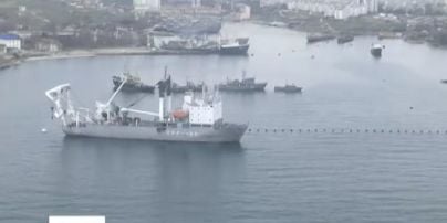 У Севастополі кораблі ВМС України заблокували буксирами, тросами і сітками