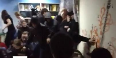 У Донецьку невідомі у спортивках відлупцювали євромайданівців у кафе