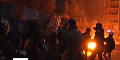 Спецназовцы метко попадают по людям несмотря на дымовую завесу