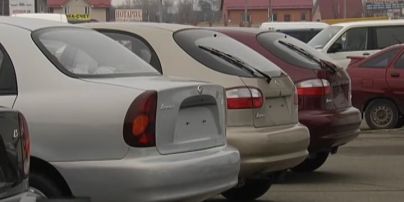 Из-за колебания курса автосалоны меняют цены чуть ли не ежедневно