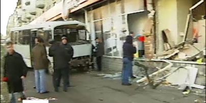 В Киеве микроавтобус проверил на прочность пятиэтажку