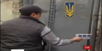 Крымские татары кормят забаррикадированных украинских военных в Бахчисарае