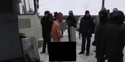 Силовики на Грушевського фотографували абсолютно голого чоловіка на лютому морозі