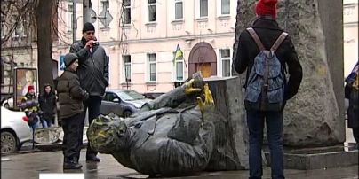 У Києві демонтували пам'ятник Дмитру Мануїльському